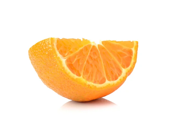 Mezza arancia su fondo bianco, fresca e succosa — Foto Stock