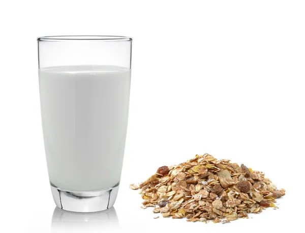 新鲜的牛奶，放在白色的 bac 的玻璃和牛奶什锦早餐 — 图库照片