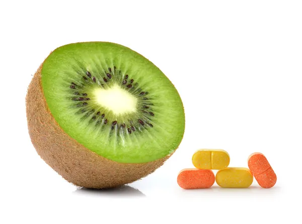 Kiwi frutas e vitamina c isolado em fundo branco — Fotografia de Stock