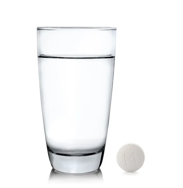 Sklenice vody a pilulky izolované na bílém pozadí — Stock fotografie