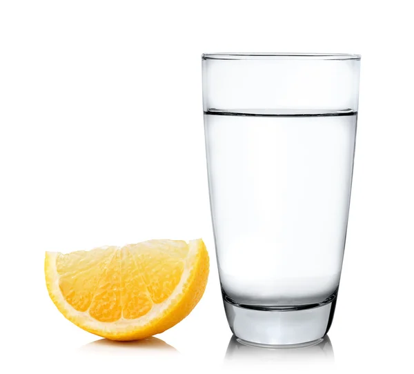 Água com limão sobre fundo branco — Fotografia de Stock