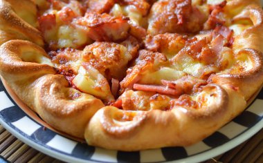 pastırma, salam ve sebze pizza