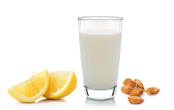 Glas melk geïsoleerd op witte achtergrond — Stockfoto