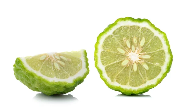 Fatia de limão Kaffir isolada sobre fundo branco — Fotografia de Stock