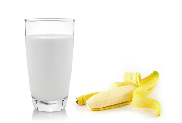 Sklenici mléka s banánem nad bílým pozadím — Stock fotografie