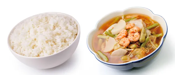 Reis und scharfes und saures Curry mit Tamarindensoße, Garnelen und Gemüse — Stockfoto