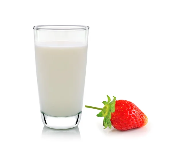Vidro de leite e morango no fundo branco — Fotografia de Stock