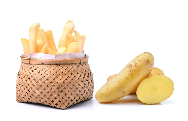 Kartoffeln und Pommes im Korb isoliert auf weißem Hintergrund — Stockfoto