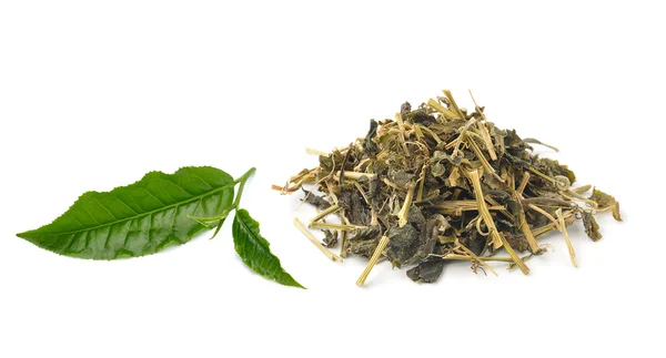 Aromatischer grüner Tee, isoliert auf weißem Hintergrund — Stockfoto