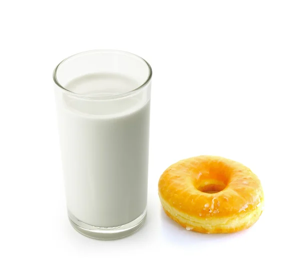 Sklenici mléka a kobliha izolovaných na bílém pozadí — Stock fotografie