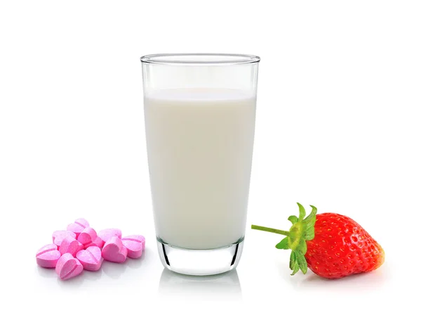 Glas Milch Vitamin C und Erdbeere auf weißem Hintergrund — Stockfoto