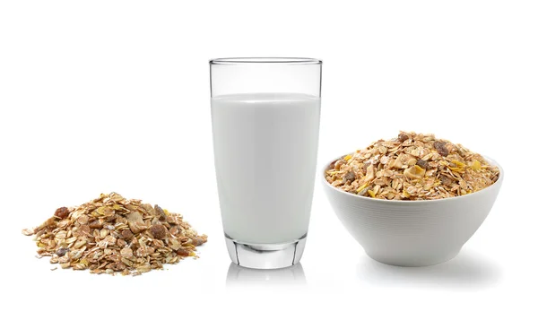 Leche fresca en el vaso y muesli desayuno colocado en bac blanco —  Fotos de Stock