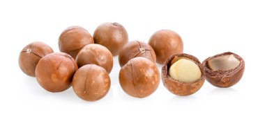 Beyaz arka planda izole edilmiş Macadamia fındıkları.
