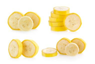 Beyaz arkaplanda izole edilmiş muz dilimi