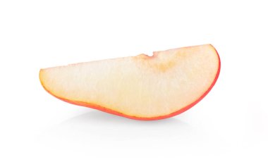 kırmızı armut dilimi beyaz arkaplanda izole