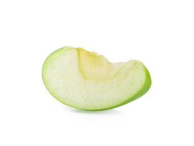 Beyaz arkaplanda yeşil elma dilimi