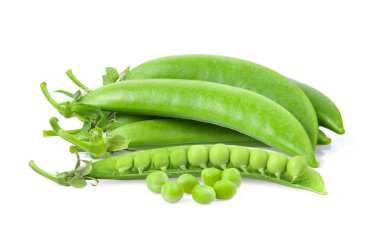 Beyaz arkaplanda yeşil bezelyeler izole