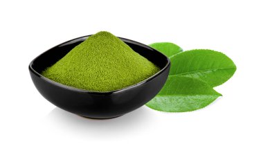 Beyaz arka planda izole edilmiş bir kasede yeşil çay tozu.