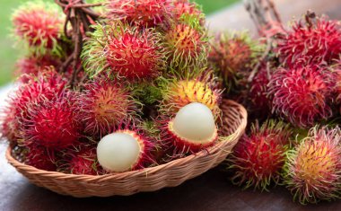 Sepette taze kırmızı Rambutan meyvesi