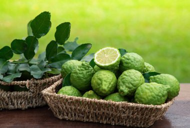 Bergamot meyveli Asya yemeği ve sepetteki ottur.