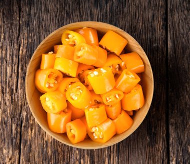 Ahşap masada acı biber dilimi.