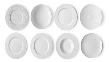 Beyaz arka planda izole edilmiş boş seramik yuvarlak tabak. en üstteki görünüm