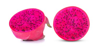 Ejderha meyvelerinin yarısı beyaz arka planda izole.