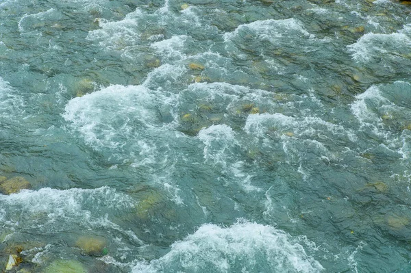 Szorstka Powierzchnia Górskiej Rzeki Skaliste Dno Lśni Przez Czystą Wodę — Zdjęcie stockowe