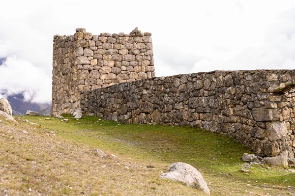 Los Restos Ruinas Una Antigua Fortaleza Montañosa Muralla Atalaya Fortaleza Fotos De Stock Sin Royalties Gratis