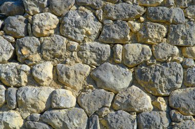 Büyük taş bloklardan yapılmış eski bir duvarın parçası. Çimento olmadan mazi.