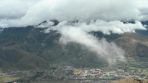 Dağlarda Bulutlar Dönüyor Dağların Arasındaki Köyde Rüzgarla Sürükleniyor — Stok video