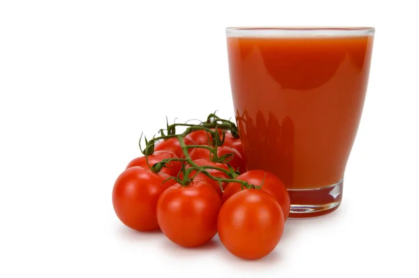 Sidovy Över Ett Glas Tomatjuice Och Ett Gäng Buskiga Tomater — Stockfoto