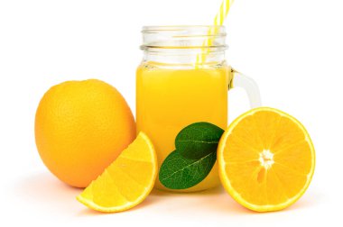 Bir kavanoz portakal suyu yanında pipet, bir portakal yarısı ve bir dilim dilimle. Yeşil yapraklar yarıdan sarkan.