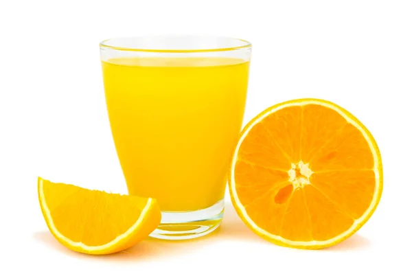 Ein Glas Orangensaft Neben Einer Orangenhälfte Und Einem Keil Isoliert — Stockfoto