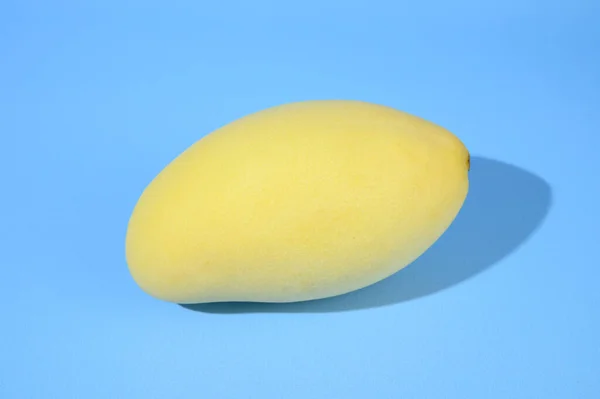 Ripe Yellow Mango Fruit Tough Shadow Cast Right Isolated Light — Stock Photo, Image