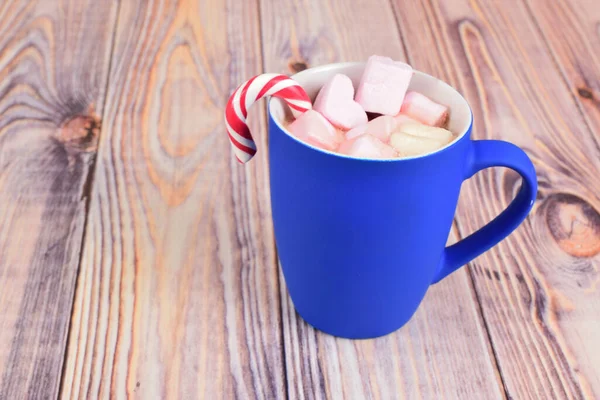 Mug Hot Cocoa Few Marshmallows Caramel Stick Mug Wooden Surface — Stock Photo, Image