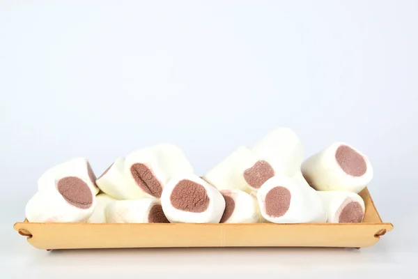 Malvaviscos Con Relleno Chocolate Bandeja Madera Aislado Sobre Fondo Blanco — Foto de Stock