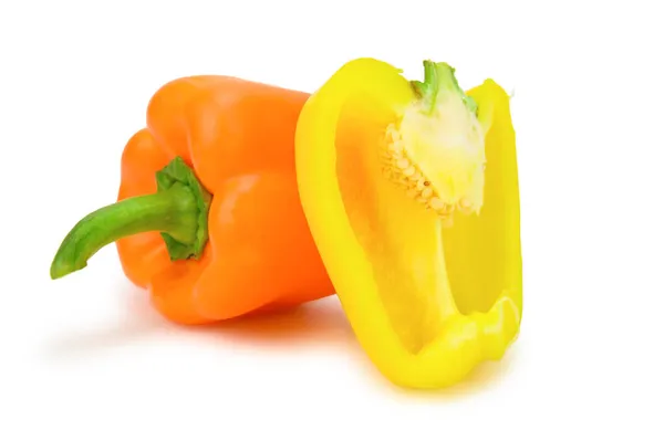 Ένα Πορτοκαλί Bell Pepper Ξαπλωμένο Στο Πλάι Και Μισή Κίτρινη — Φωτογραφία Αρχείου