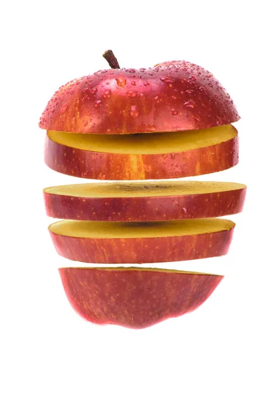 Jabłko Pokrojone Kawałki Lecące Jeden Nad Drugim Kroplami Wody Skórce — Zdjęcie stockowe
