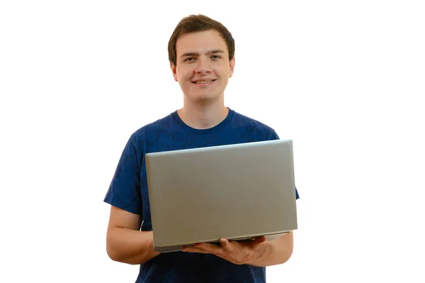 一个年轻貌美的男人拿着一台敞着的笔记本电脑 微笑着看着摄像机 因白人背景而被隔离 — 图库照片