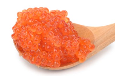 Kırmızı havyarla dolu büyük tahta kaşık. Beyaz arkaplanda izole.