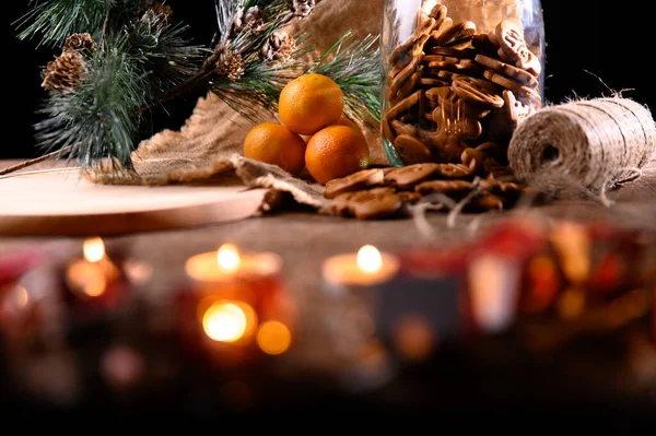 크리스마스는 진저브레드 쿠키를 유리병에 트위트를 넣는다 앞쪽에 있습니다 — 스톡 사진