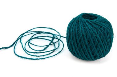 Renkli jüt sicim topu. İpin bir kısmı gevşemiş ve yakınlarda uzanıyor. Beyaz arkaplanda izole.