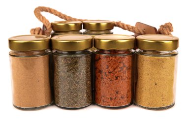 Cam kavanozlarda bir çift baharat, ahşap bir kutunun içinde bir halat sapıyla birlikte. Beyaz arkaplanda izole.