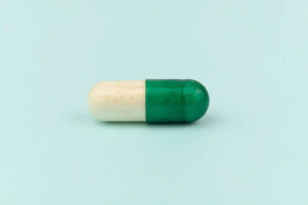Een Doorschijnende Pil Capsule Met Zichtbaar Wit Poeder Binnenin Geïsoleerd — Stockfoto