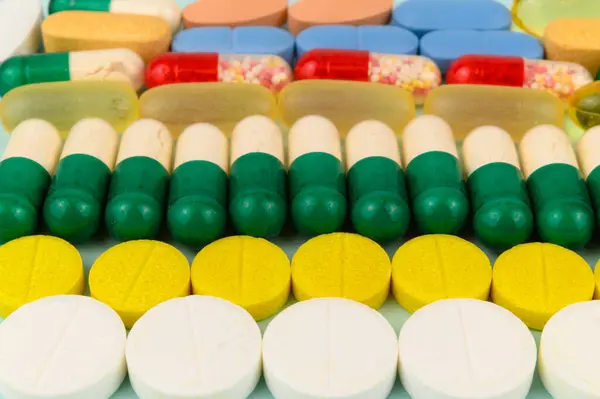 Meerkleurige Tabletten Pillen Rijen Een Horizontaal Oppervlak — Stockfoto