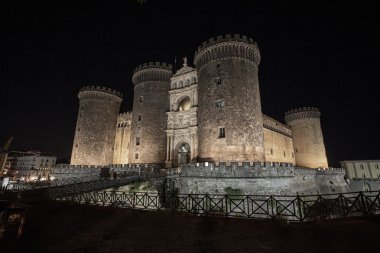 Napoli nocturne castello maschio angioino üzerinde