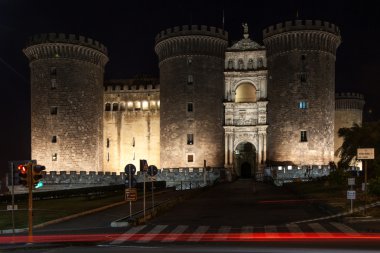 Napoli nocturne castello maschio angioino üzerinde