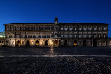 Naples, nocturne halk oylaması ile real palace square