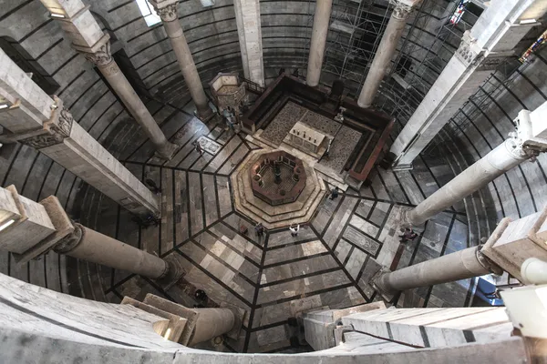 İnterno Battistero di Pisa